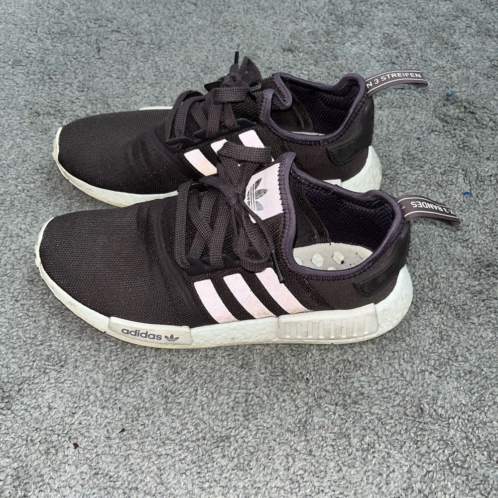Men's Adidas NMD R1 shoes